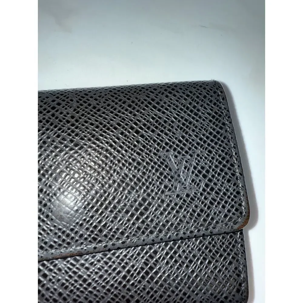 Louis Vuitton Taïga 6-Key Holder in Black